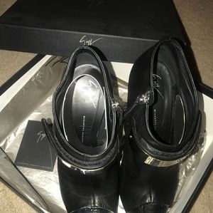 Authentic Brand New Giuseppe Zanotti Size 40 Black Leather